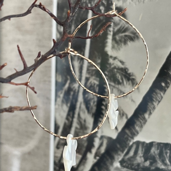 Hawaiian Mini White Plumeria 14K Gold filled Natural Mother of Pearl hoop earrin - Picture 3 of 6